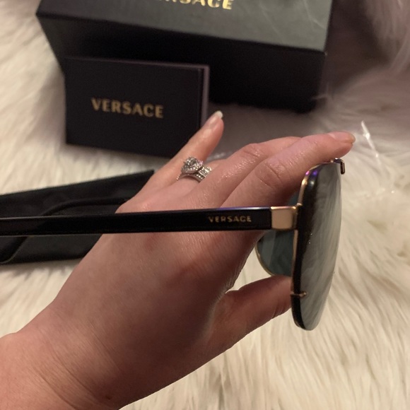 Authentic sunglasses 😎 - Picture 3 of 9